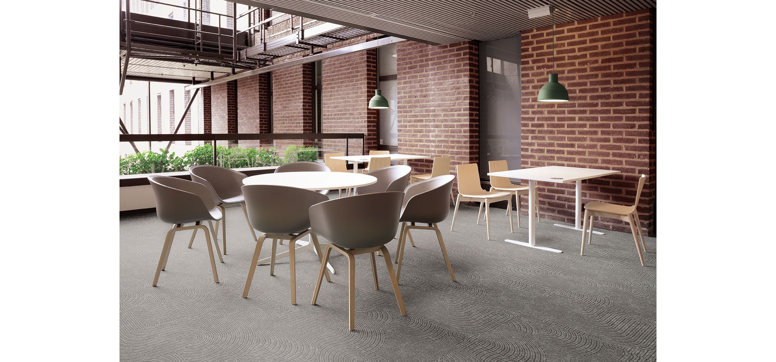 Interface Walk About LVT in building common area with table and chairs afbeeldingnummer 1